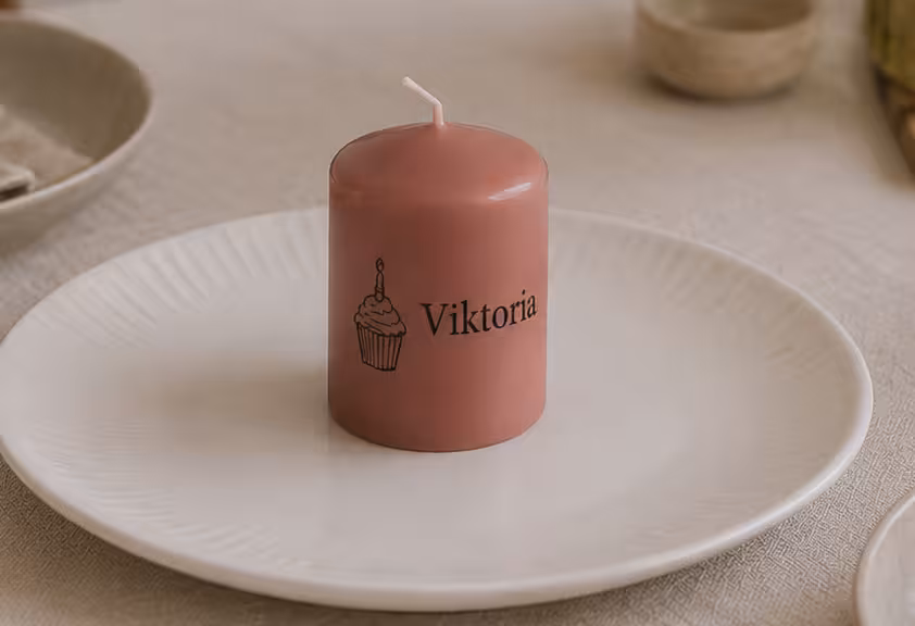 Rosa Namenskerze zum Geburtstag mit Cupcake Motiv als Platzkarte