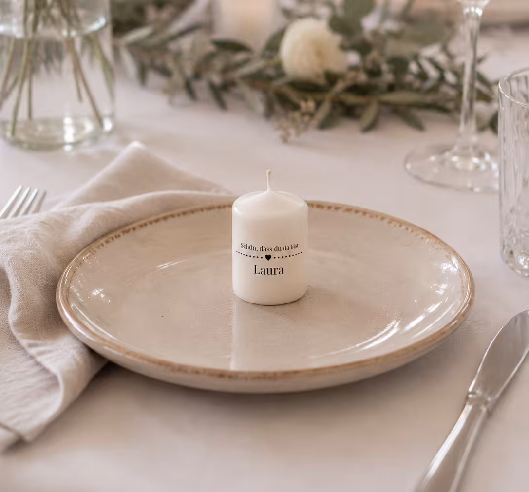 Weiße Laura Namenskerze auf gedecktem Hochzeitstisch als Platzkarte