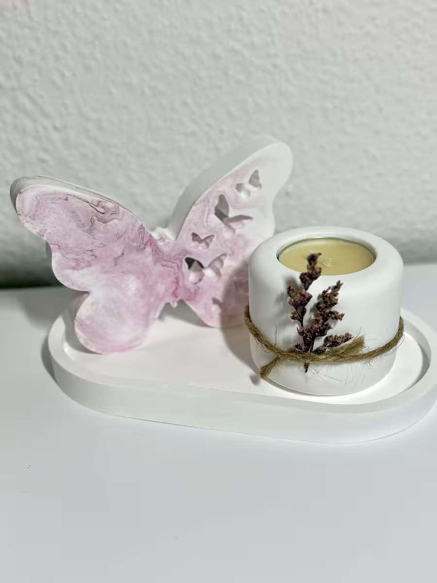 Dekotablett mit marmoriertem Schmetterling und Teelichthalter mit Trockenblumen, handgegossen aus Gips/Gießpulver, handmade
