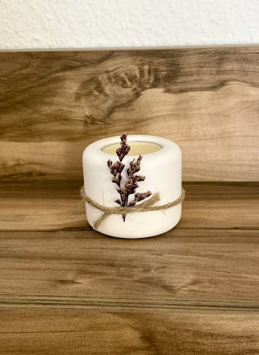 weißer Teelichthalter mit Trockenblumen aus Gips/Gießpulver, handgegossen